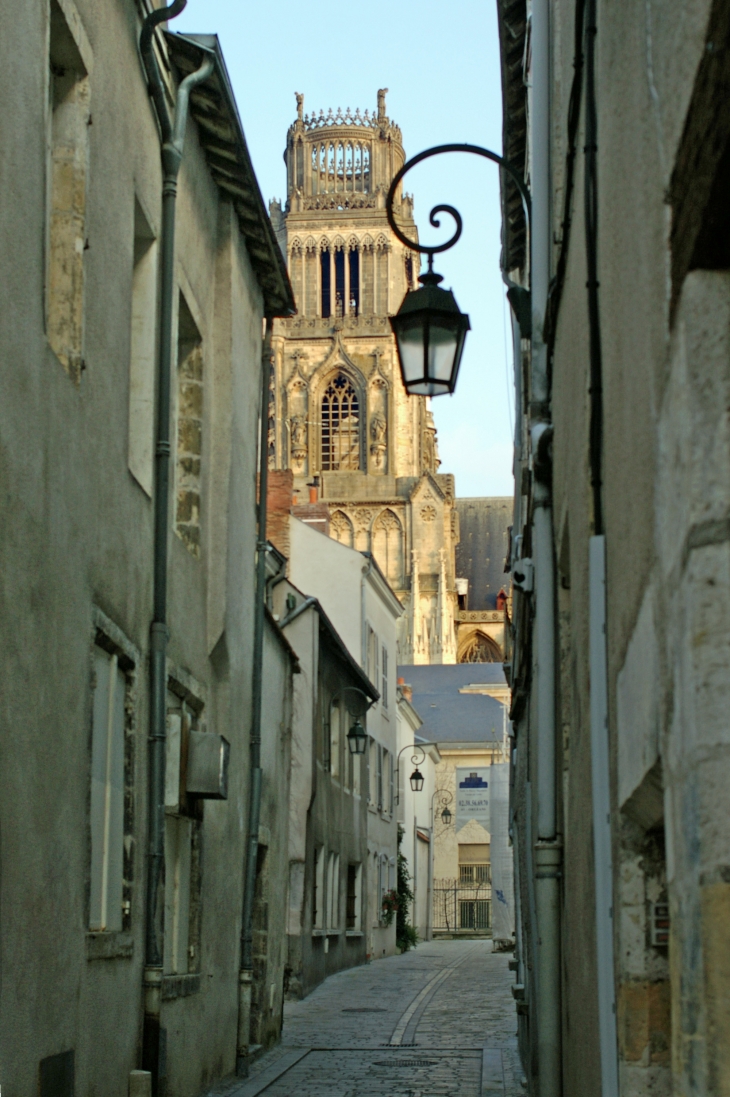 La cathédrale et la rue du Boeuf Sainte-Croix. - Orléans