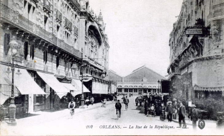 La Rue de la République, vers 1915 (carte postale ancienne). - Orléans