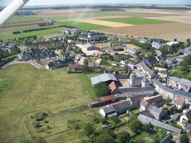 Vue aérienne du nord du village ( école, Mairie) - Pithiviers-le-Vieil