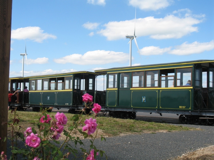 Train de Bellebat et éoliennes - Pithiviers-le-Vieil