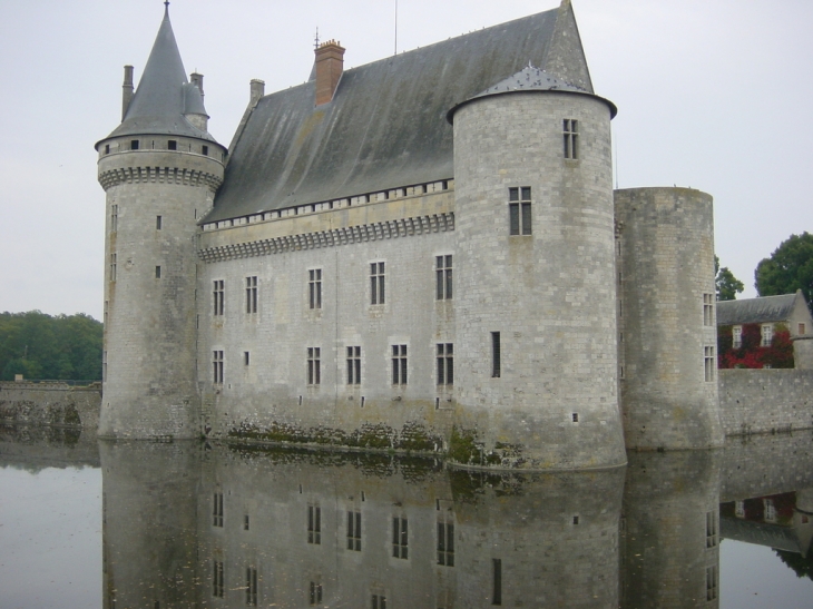 Le château et les douves - Sully-sur-Loire