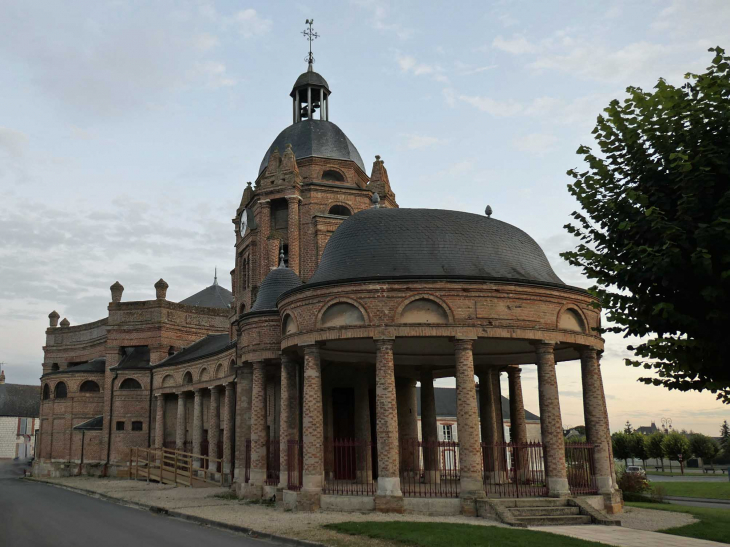 L'église baroque Saint Didier en forme de viole - Asfeld