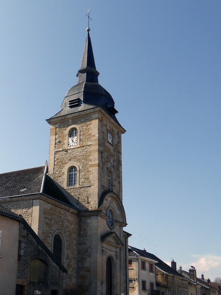 Autrecourt : l'église dans la rue principale - Autrecourt-et-Pourron