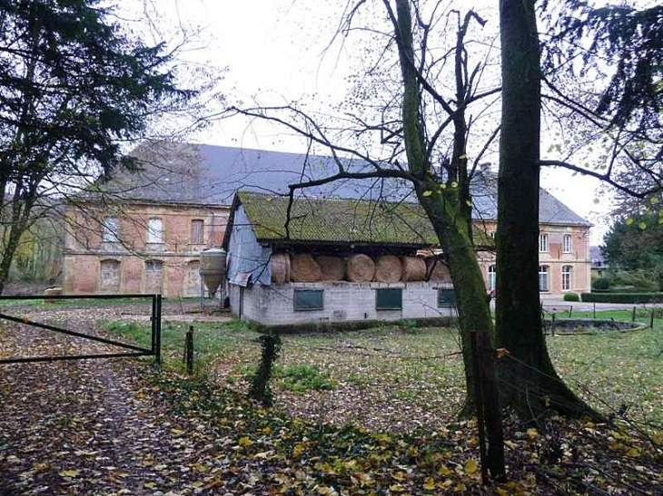Ancienne abbaye devenue une ferme - Belval-Bois-des-Dames