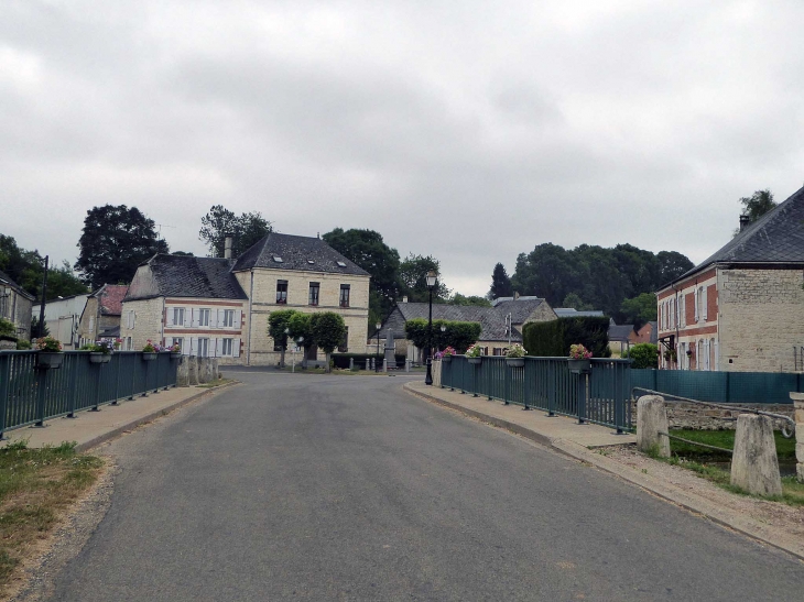 Des deux côtés du pont - Bossus-lès-Rumigny