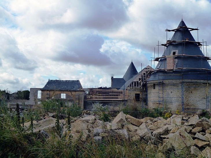Le château en rénovation - Charbogne
