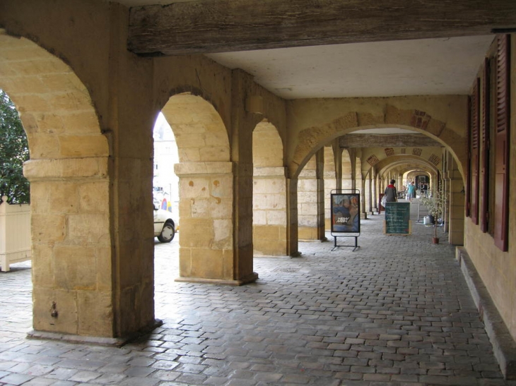 Les arcades de la place ducale - Charleville-Mézières