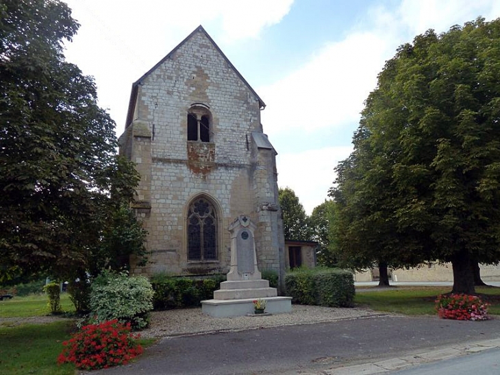 L'entrée de l'église - Coulommes-et-Marqueny