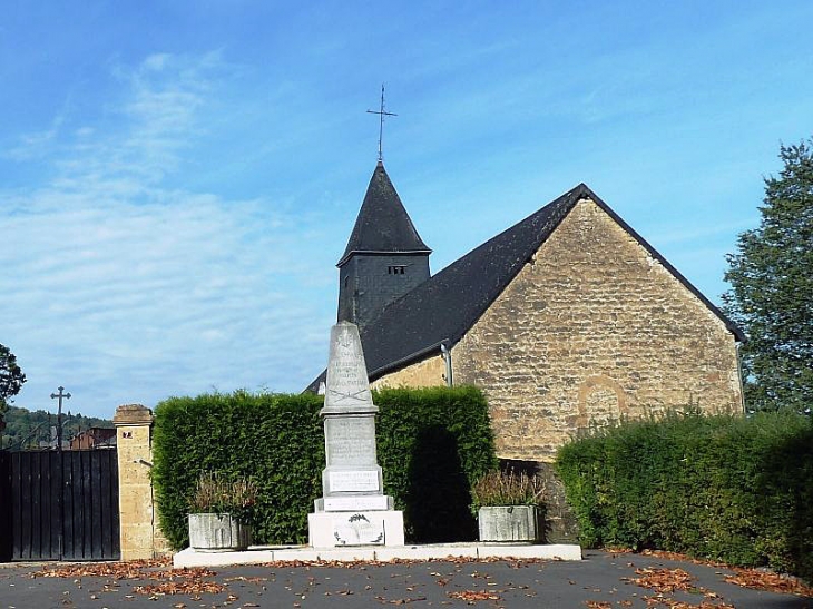 L'église et le monument aux morts - Étrépigny