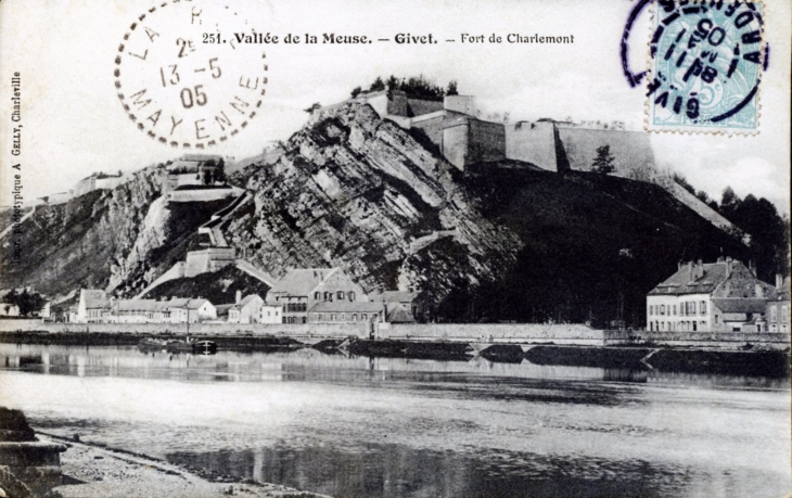 Fort de Charlemont, vers 1905 (carte postale ancienne). - Givet