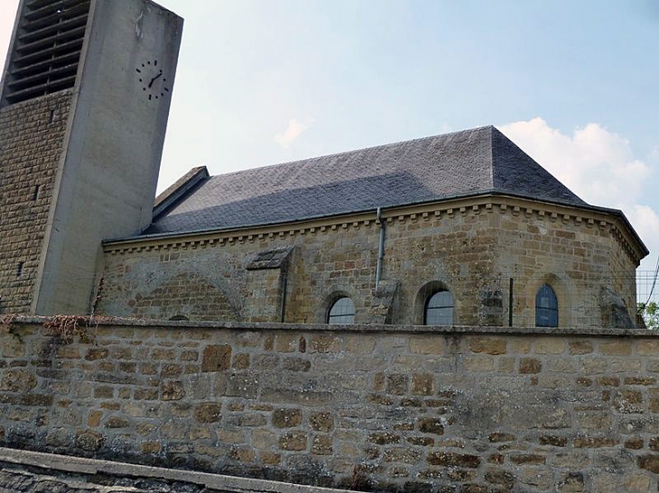 L'église reconstruite en partie  après la deuxième guerre mondiale - La Besace
