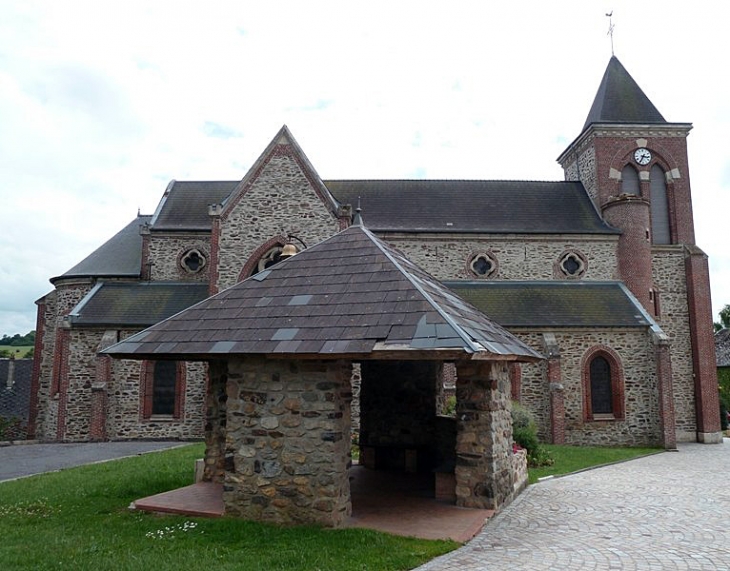 Devant l'église - La Neuville-aux-Joûtes
