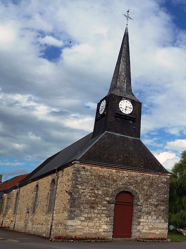 L'entrée de l'église - La Neuville-lès-Wasigny