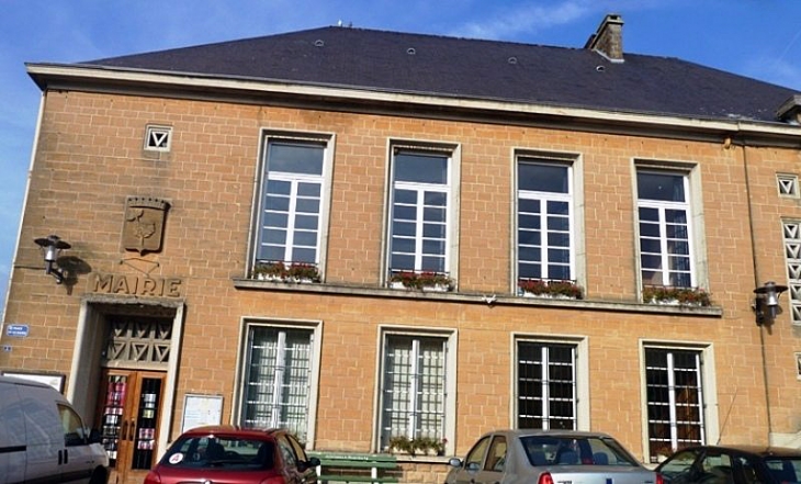 La mairie Le 1er Janvier 2016 les communes Les Alleux, Le Chesne et Louvergny  ont fusionné  pour former la nouvelle commune Bairon-et-ses-Environs.