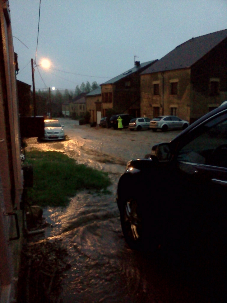 Innondations venant du haut du village suite a un violent orage vers 20h00 - Omicourt