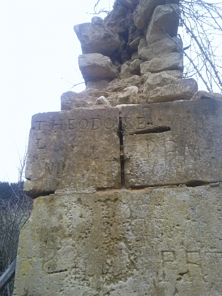 L'ancien lavoir d'Omicourt pierre du mur