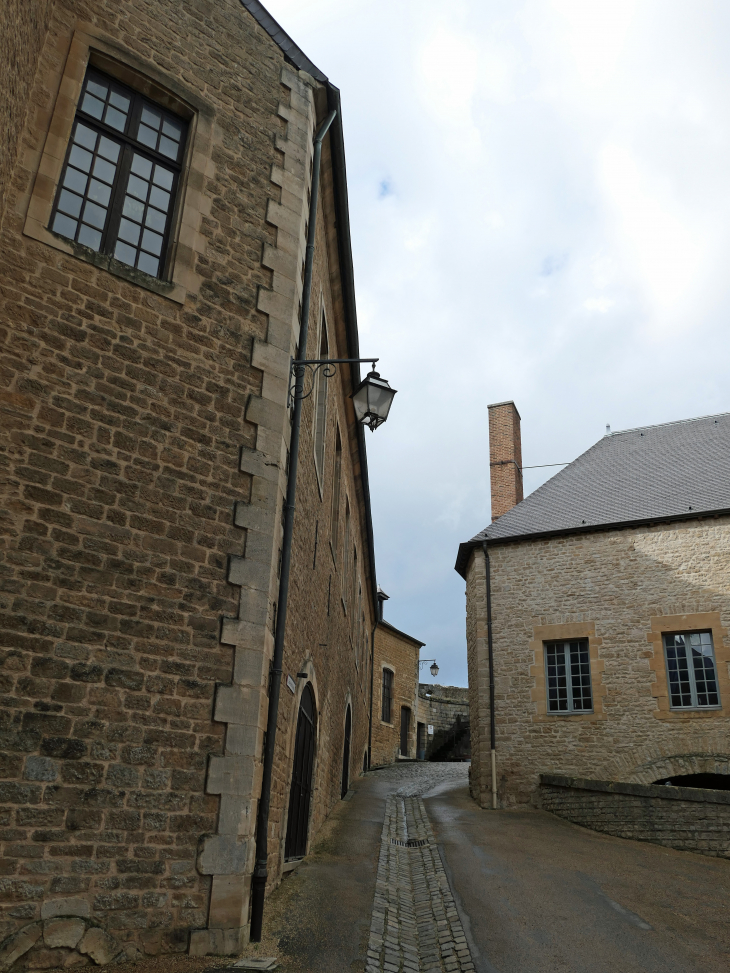 Le château fort: dans la cour vers la porte de Turenne - Sedan