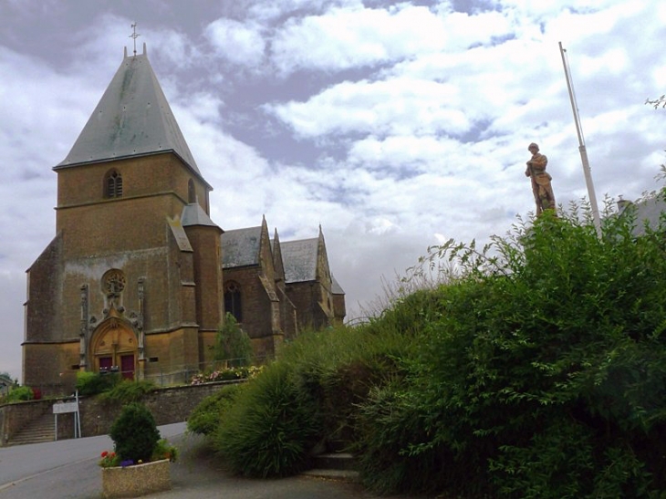 L'église et le monument aux morts - Tannay