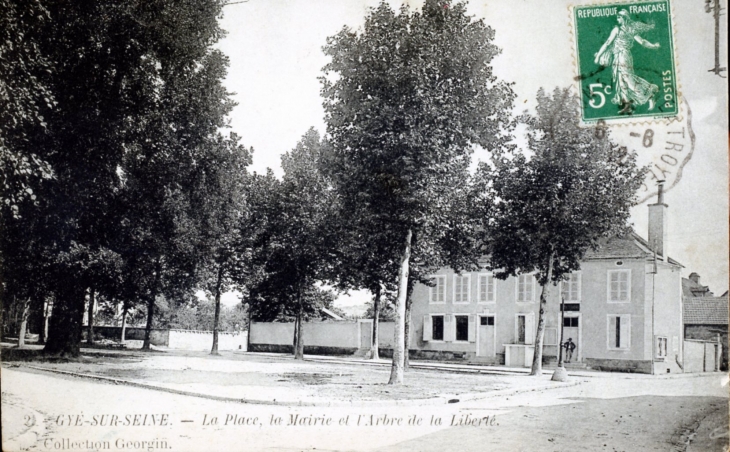 La Place, La Mairie et l'Arbre de la Liberté, vers 1912 (carte postale ancienne). - Gyé-sur-Seine