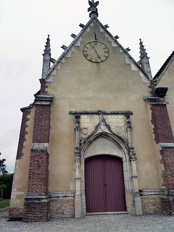 L'entrée de l'église - Isle-Aumont