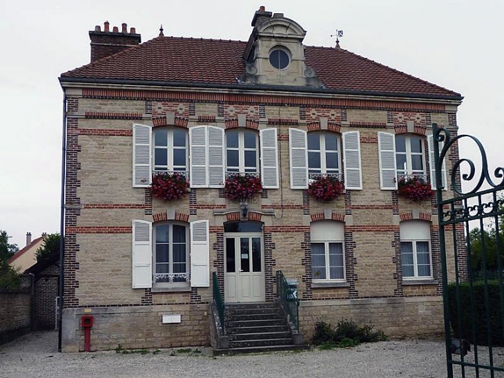 La mairie - Isle-Aumont