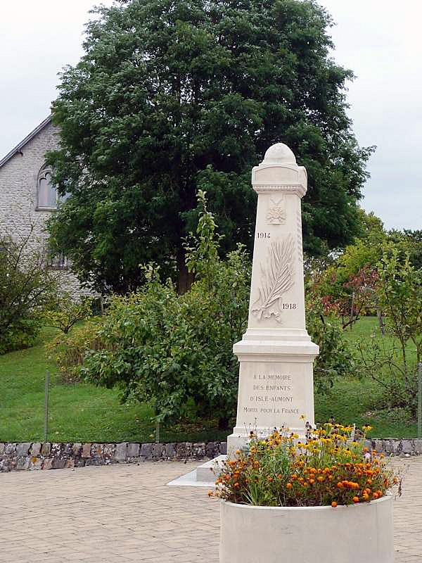 Le monument aux morts - Isle-Aumont