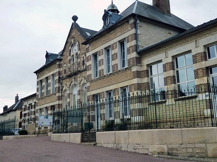 La mairie - Jully-sur-Sarce