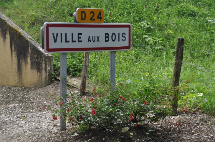 Panneaux d'arrivée coté Epothémont - La Ville-aux-Bois