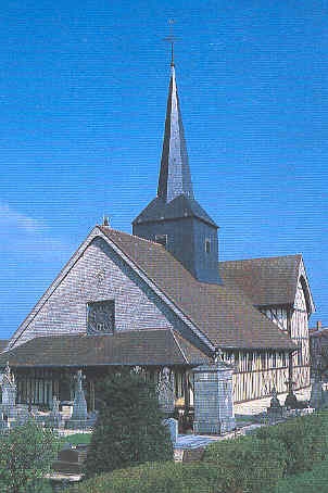 Le porche recouvert d'écailles de bois de l'église - Lentilles