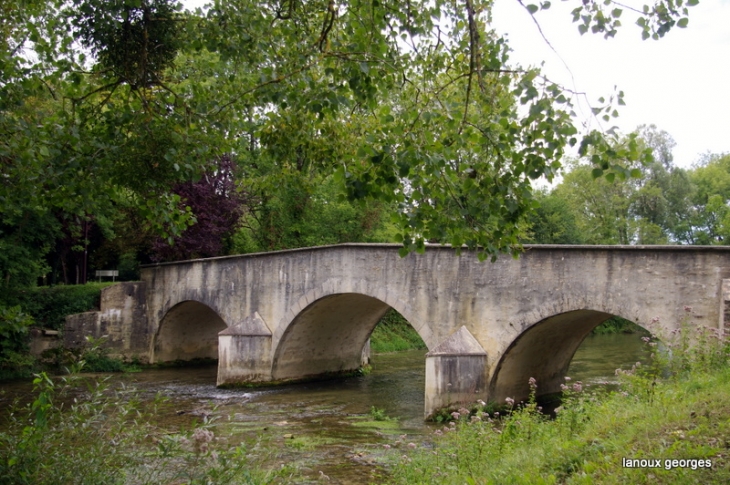 Le pont romain - Loches-sur-Ource