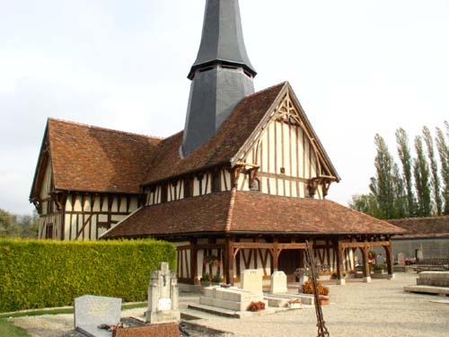 Très belle cette petite église à pans de bois, très bien restaurée, le superbe porche est du 15ème siècle. - Longsols