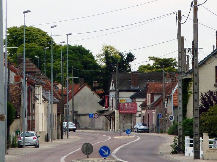Forêt de piliers sur la rue principale - Maizières-la-Grande-Paroisse