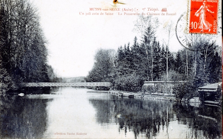 Un joli coin de Seine - La Passerelle du Château de Bantel, vers 1915 (carte postale ancienne). - Mussy-sur-Seine