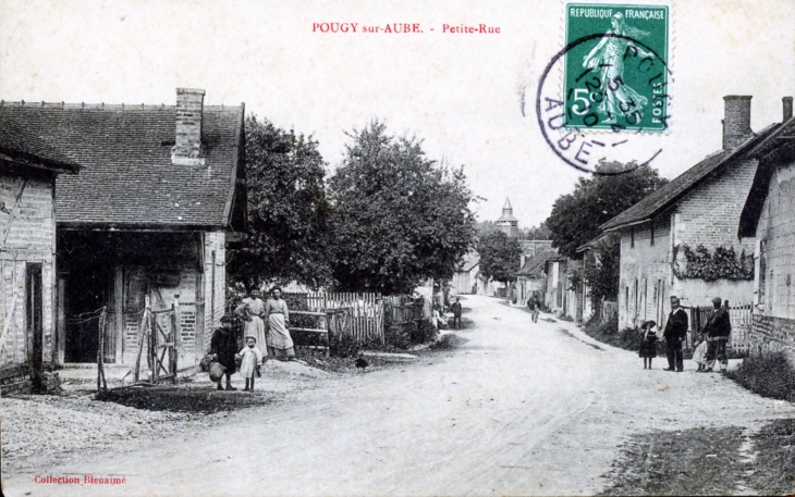 Petite rue, vers 1910 (carte postale ancienne). - Pougy