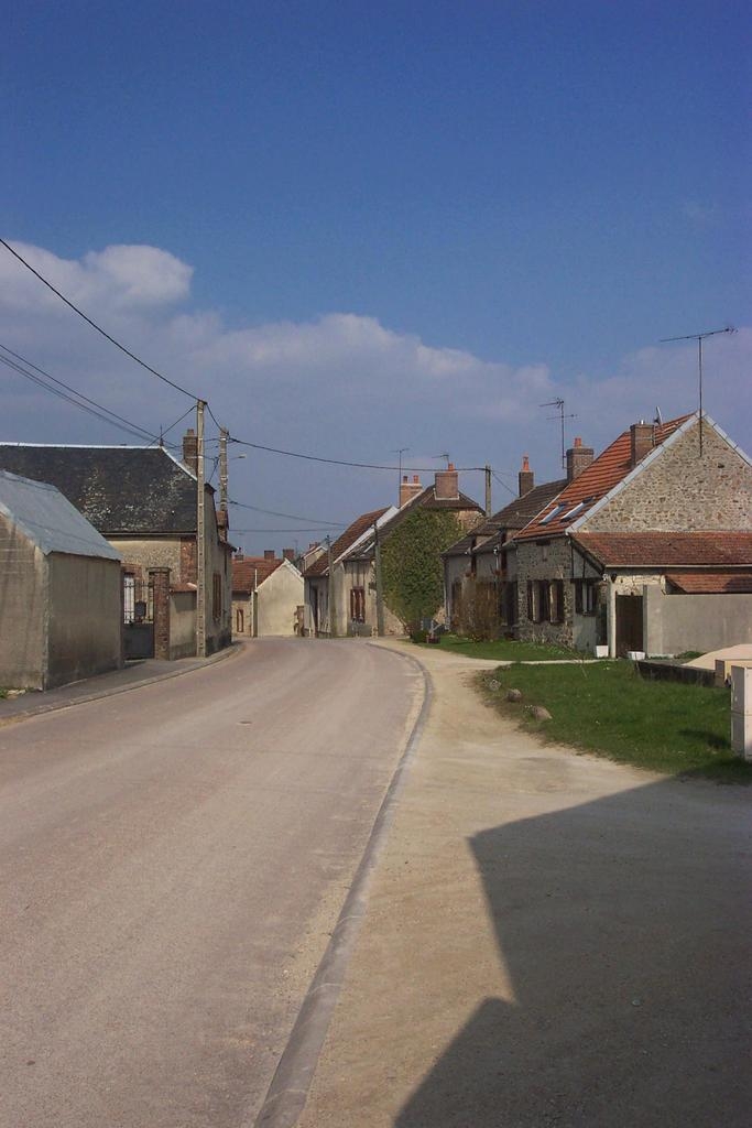 Rue principale, hameau de Longueperte à St Hilaire - Saint-Hilaire-sous-Romilly