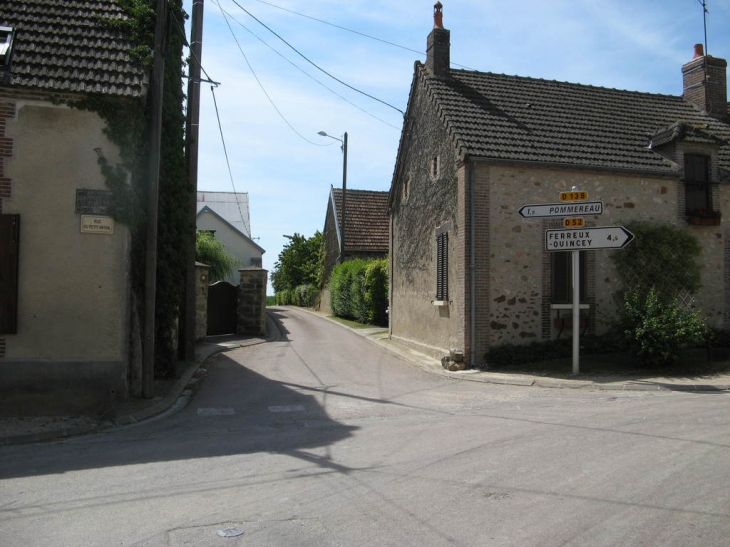 Intersection de la rue du Petit Mesnil et de la route de Pommereau à Longueperte commune de St Hilaire. - Saint-Hilaire-sous-Romilly