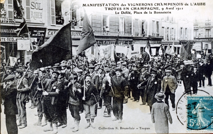 Manifestation des Vignerons 9 avril 1911 - Le défile, place de la Bonneterie (carte postale ancienne). - Troyes