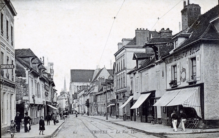 La Rue thiers, vers 1910 (carte postale ancienne). - Troyes