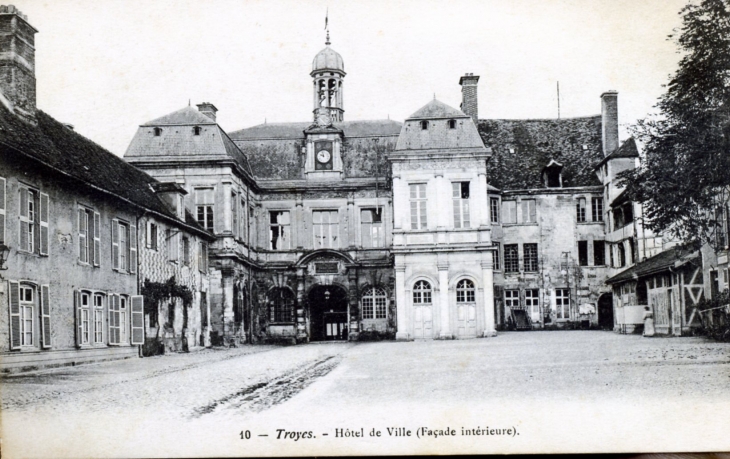 Hôtel de Ville (façade intérieure), vers 1910 (carte postale ancienne). - Troyes