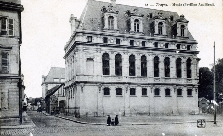 Le Musée, vers 1910 (carte postale ancienne). - Troyes