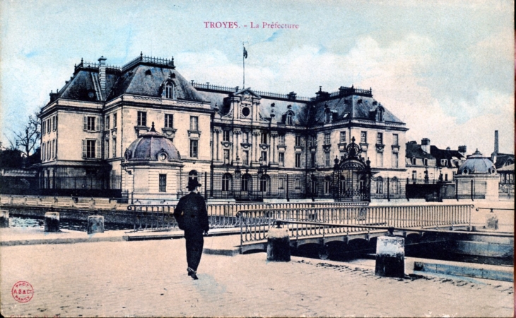 La Préfecture, vers 1910 (carte postale ancienne). - Troyes