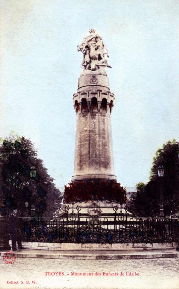 Monument des Enfants de l'Aube, vers 1910. (carte postale ancienne). - Troyes