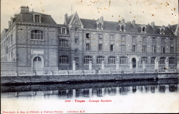 Groupe scolaire, vers 1910 (carte postale ancienne). - Troyes