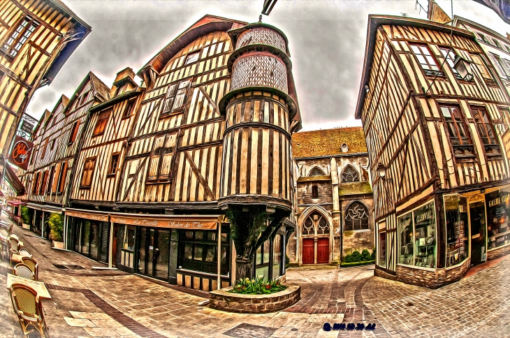Troyes, ville touristique. Architecture médiévale, ses rues piètonnes, ses restaurants et ses spécialité, 