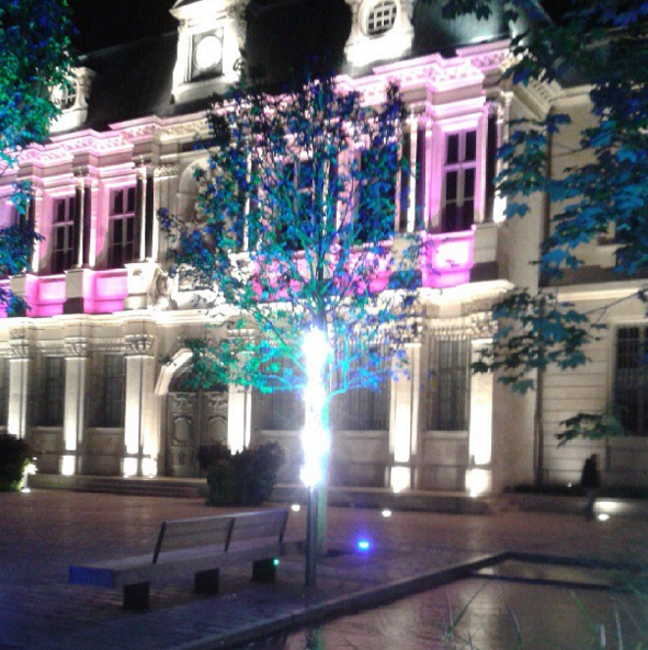 Place de l'Hôtel de Ville à Troyes un soir de novembre