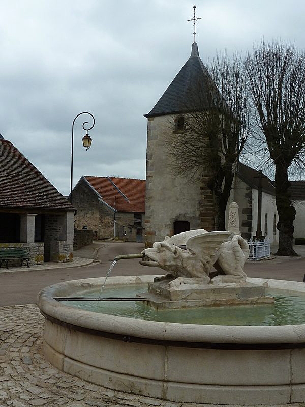 L'église et la fontaine Peute Bête - Aujeurres