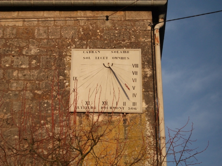 Cadran solaire sur la place du Gal de Gaulle - Bourmont