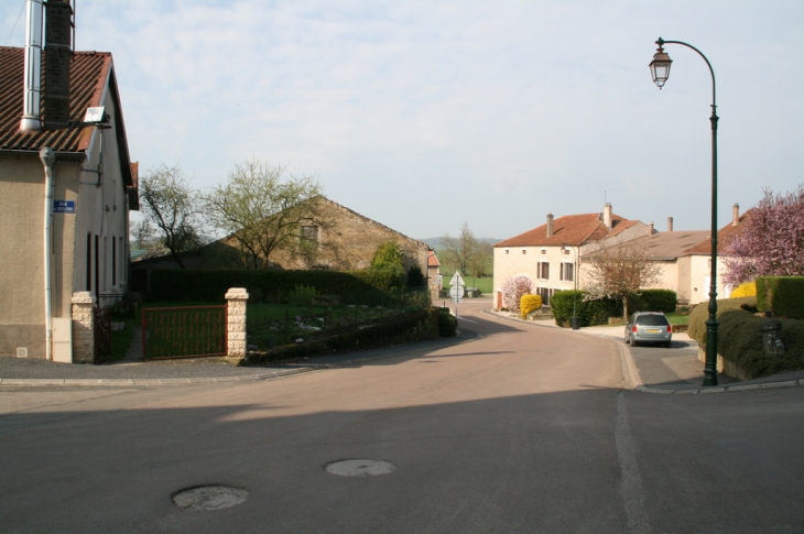 Rue de l'église vers la mairie - Breuvannes-en-Bassigny