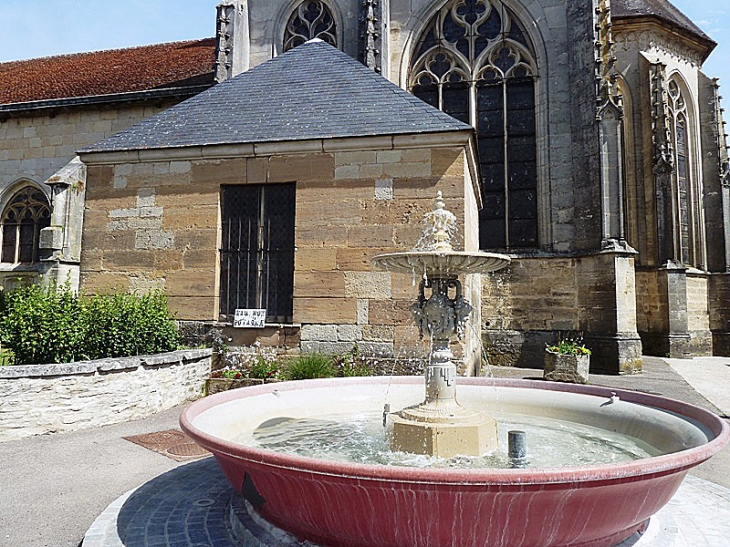 Fontaine devant l'église - Ceffonds