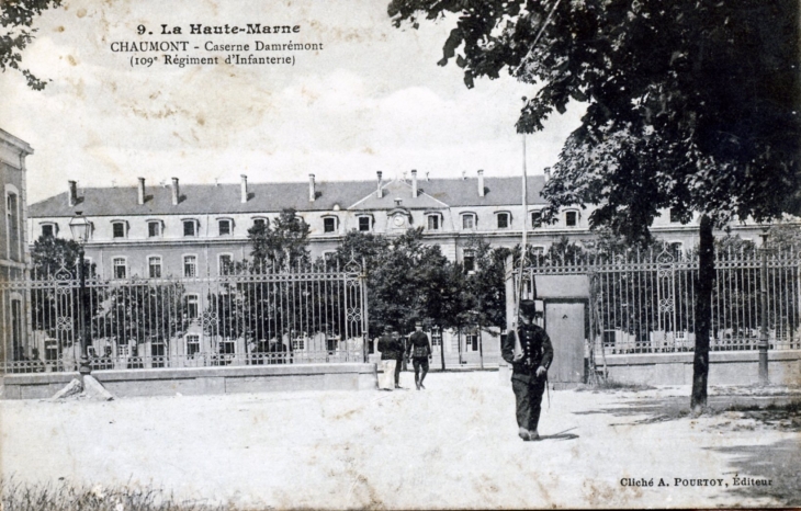 Caserne Damrémont (109e Régiment d'Infanterie, vers 1910 (carte postale ancienne). - Chaumont